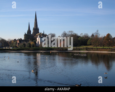 Lichfield Cathedral visto da sud ovest attraversando Stowe Piscina Lichfield Staffordshire Inghilterra Foto Stock