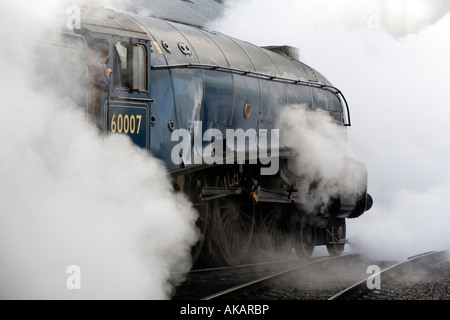 La preparazione di motori la mattina presto North York Moors storica ferrovia Grosmont North Yorkshire Sir Nigel Gresley LNER A4 60007 Foto Stock