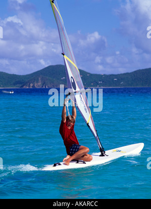 Windsurf in mare tropicale della Baia Bianca Jost Van Dyke Isole Vergini Britanniche dei Caraibi Foto Stock