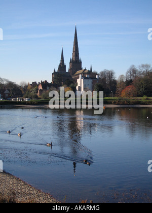 Lichfield Cathedral visto da sud ovest attraversando Stowe Piscina Lichfield Staffordshire Inghilterra Foto Stock