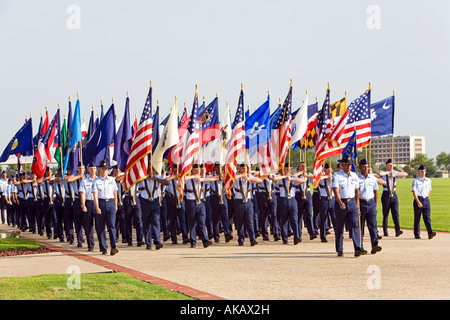 Il USAF ha arruolato marciare con le bandiere di Stati Uniti e tutti i 50 Stati. Cerimonia sfilata in Review at Lackland AFB Texas. Foto Stock