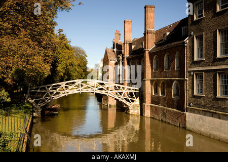 Ponte matematico Queens College di Cambridge in legno di collegamento pedonale tra i vecchi e i nuovi collegi Foto Stock