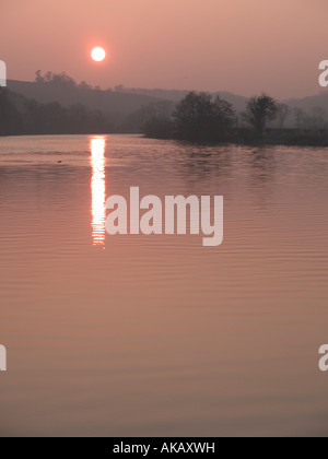 La mattina presto vista sul Tamigi a Whitchurch-on-Thames. Foto Stock