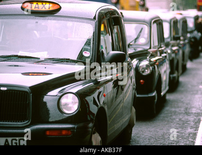 Una coda di taxi neri di Londra. Questa immagine è stata precedentemente disponibile come immagine A65093. Foto Stock