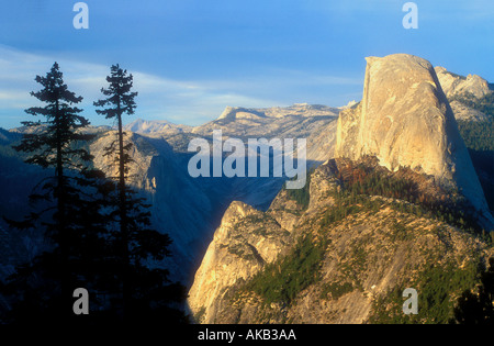 Mezza Cupola Parco Nazionale Yosemite NP nel sole di sera da Glacier Point Yosemite in California USA Stati Uniti d'America Foto Stock