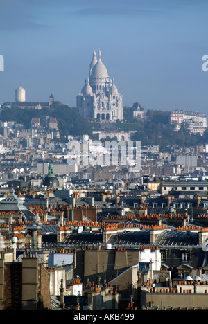 Parigi semi skyline antenna vista sopra i tetti verso il quartiere di Montmartre e la collina Basilica Sacre Coeur Foto Stock