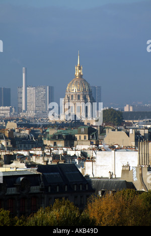 Parigi semi skyline antenna vista sopra i tetti verso Les Invallides Foto Stock