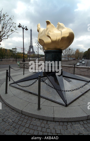 Paris Place de l Alma replica di noi la statua della libertà ora di fiamma un memoriale non ufficiale di Diana Principessa di Galles morì nelle vicinanze Foto Stock