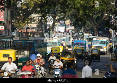 India, Karnataka, Bangalore, il traffico lungo la strada di residenza Foto Stock