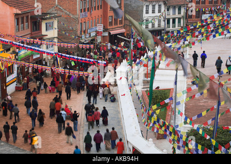 Il Nepal, Kathmandu, Bodhnath stupa, Lhosar & Tibetano Sherpa Anno Nuovo festival, la gente camminare round lo stupa Foto Stock