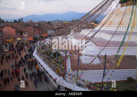 Il Nepal, Kathmandu, Bodhnath stupa, Lhosar & Tibetano Sherpa Anno Nuovo festival, la gente camminare round lo stupa Foto Stock