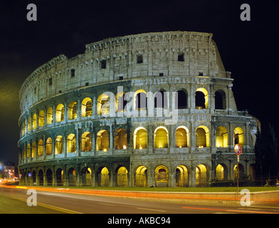 Vista notturna del Colosseo a Roma, Italia Foto Stock
