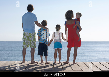 Famiglia con 3 bambini (2-11) sul molo Foto Stock