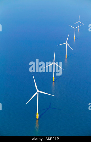 Le turbine eoliche in mare Foto Stock