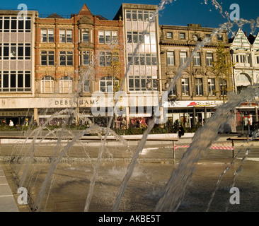 Una vista attraverso le fontane al negozio Debenhams e altri edifici, la piazza del mercato di Nottingham City Centre Foto Stock