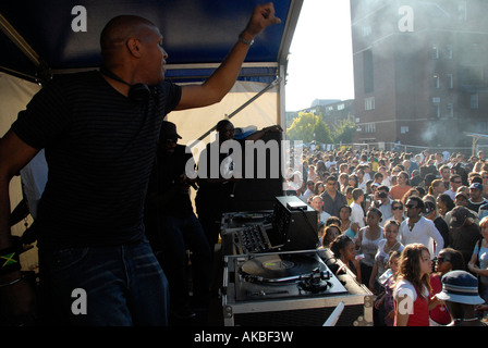 DJ di eseguire in strada a 'Notting Hill' Carnevale annuale di West London Foto Stock