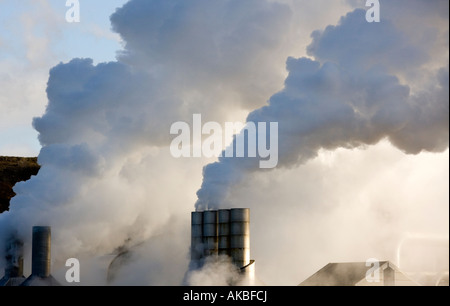 Il vapore da Laguna Blu Geo la centrale termoelettrica di potenza vicino a Reykjavik in Islanda Foto Stock