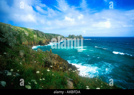 Pedn Pednvounder Vounder, Logans Rock e Treen scogliera vicino Porthcurno Cornwall Inghilterra UK Regno Unito GB Foto Stock