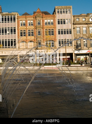 Una vista attraverso le fontane al negozio Debenhams e altri edifici, Nottingham Piazza del Mercato nel centro della città Foto Stock