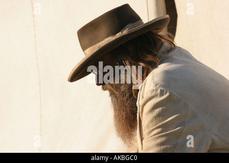 Cowboy reenactor seduto di fronte ad una tenda a Buffalo Bill Wild West rievocazione storica in Wisconsin Foto Stock