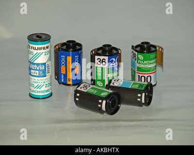 Una selezione di regolari 35mm e fotocamera 220 film realizzato da Kodak e Fuji Foto Stock