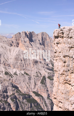 Scalatore guardando sopra un estremamente esposti cliff sezione sulla via ferrata Lipella G sulla Tofana de Rozes vicino a Cortina si Foto Stock