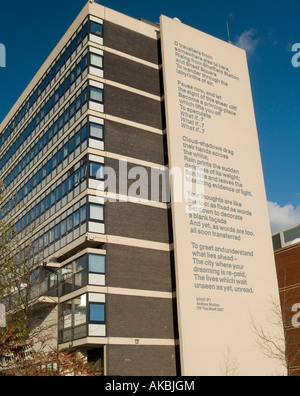 Che cosa se? Una poesia da Andrew Motion sul lato di Sheffield Hallam University, edificio come parte di "off the shelf" 2007 Foto Stock