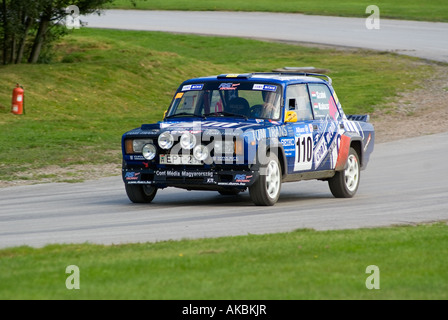 Veterano Fiat Abarth Rally Car sulla pista di Oulton Park Motor Racing circuito vicino Tarporley Cheshire Regno Unito Foto Stock