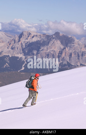Un scalatore ascende il ghiacciaio sulle piste finale avvicinandosi alla vetta della Marmolada e la vetta più alta delle Dolom italiano Foto Stock