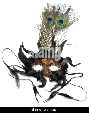 Maschera di carnevale decorata con penne di pavone Foto Stock