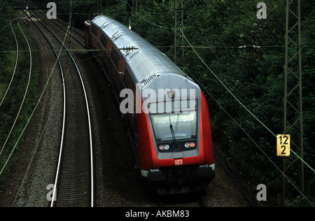 Le ferrovie tedesche Regional Express double-decker treno passeggeri, servizio Leichlingen, Renania settentrionale-Vestfalia (Germania). Foto Stock