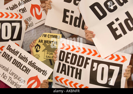 Lingua gallese manifestanti azienda banner di chiamata per una nuova lingua agire per proteggere lo status ufficiale di lingua; 2007 Foto Stock