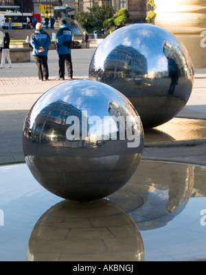 Millenium Square e i giardini di pace, con due delle sfere che formano parte della scultura "pioggia" nel centro della città di Sheffield Foto Stock