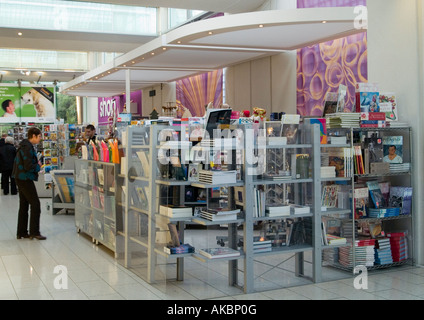 Il negozio all'interno del Millenium Gallery di Sheffield City Centre Regno Unito Foto Stock