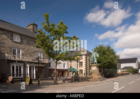 Il Galles Gwynedd Bala Stryd Fawr High Street Plas Yn Dre Thomas Edward Ellis statua Foto Stock