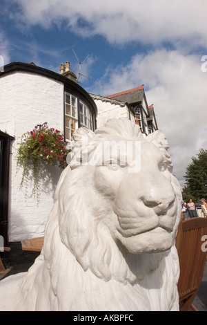 Il Galles Gwynedd Bala Stryd Fawr High Street White Lion Royal Hotel dipinto di leoni di pietra Foto Stock