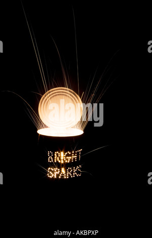 Scintille luminose. Fori punzonati in un barattolo di latta e un fuoco d'artificio di notte su una lunga esposizione Foto Stock