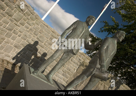 Il Galles Gwynedd Bala Llanuwchllyn statue di Lingua gallese pionieri Owen e Ifan Edwards Foto Stock