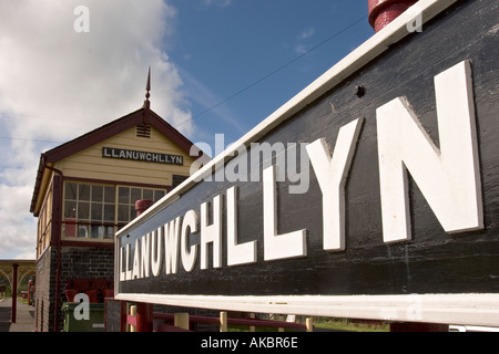 Il Galles Gwynedd Bala Llanuwchllyn Bala Lake terminus ferroviario segno di destinazione e la casella segnale Foto Stock