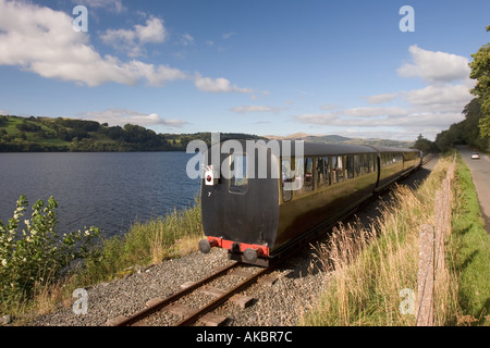 Il Galles Gwynedd Snowdonia Bala Lake Railway treno sulla linea in riva al lago Foto Stock