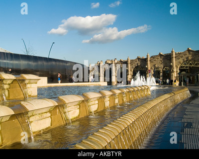 La cascata di acqua a covone Square, situato al di fuori della stazione ferroviaria nel centro della città di Sheffield, South Yorkshire Foto Stock