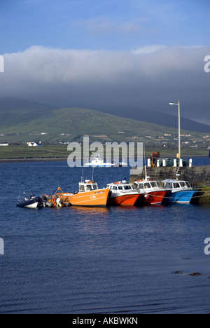 Colorate barche da pesca in Valentia Harbour, Knightstown, nella contea di Kerry, Irlanda. Traghetto per auto al continente in background. Foto Stock