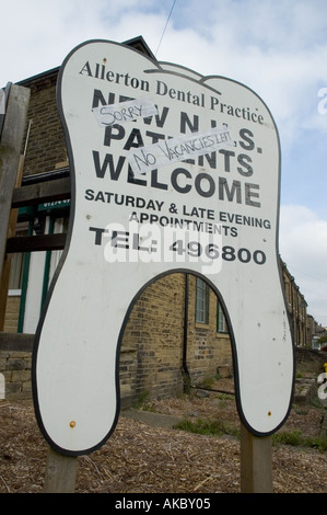 NHS dentista Bradford con segno dicendo no posti vacanti per i nuovi pazienti Foto Stock