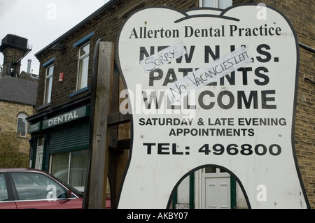 NHS dentista Bradford con segno dicendo no posti vacanti per i nuovi pazienti Foto Stock
