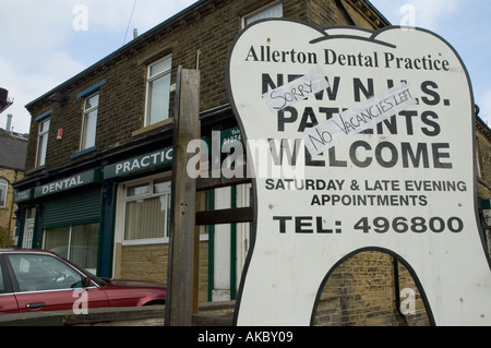 NHS dentista Bradford con segno dicendo no posti vacanti per i nuovi pazienti Foto Stock