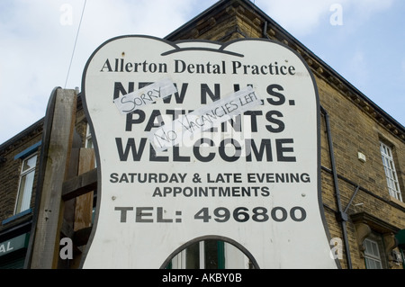 NHS dentista Bradford con segno dicendo no posti vacanti per i nuovi pazienti Foto Stock