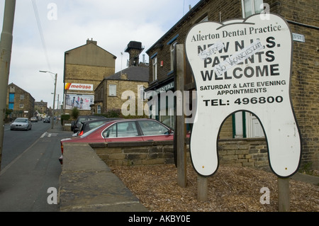 NHS dentista Bradford con segno dicendo no posti vacanti per i nuovi pazienti Foto Stock