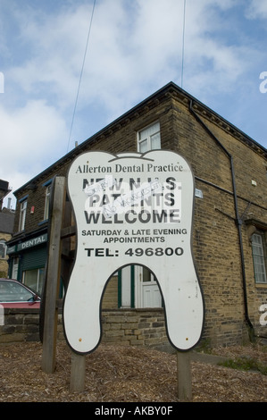 NHS dentista Bradford con segno dicendo no posti vacanti per i nuovi pazienti Foto Stock