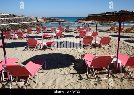 Sedie a sdraio sulla spiaggia di Alykes, Zante, Grecia. Foto Stock