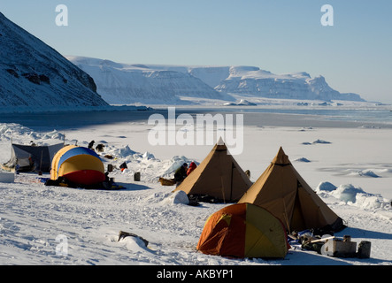 Qaanaaq Groenlandia artico remoto accampamento di caccia al fine di isola Herbert Foto Stock